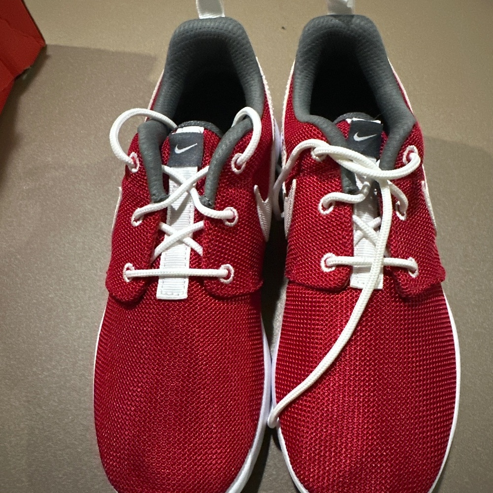 New Nike Roshe One Size 2.5